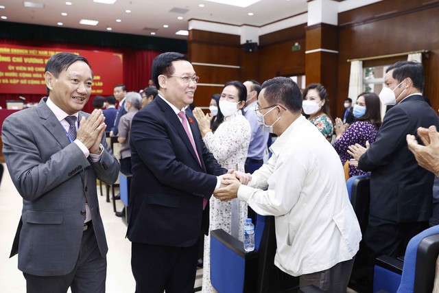 Chủ tịch Quốc hội Vương Đình Huệ gặp mặt cộng đồng người Việt tại Lào - Ảnh 1.