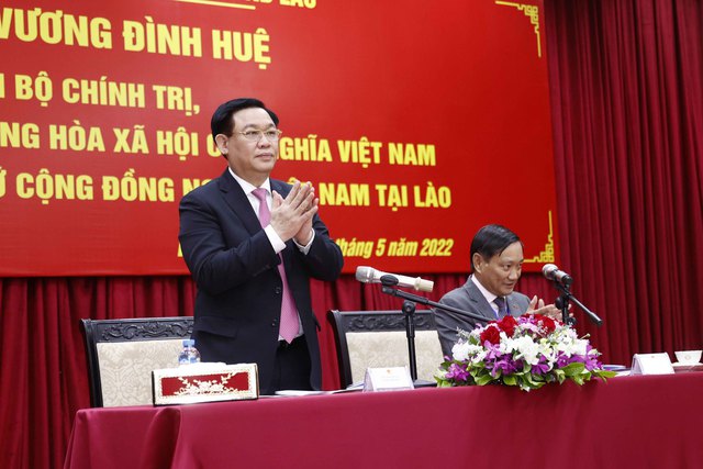 Chủ tịch Quốc hội Vương Đình Huệ gặp mặt cộng đồng người Việt tại Lào - Ảnh 2.
