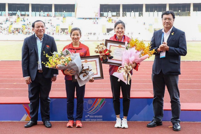 Bộ trưởng Nguyễn Văn Hùng kiểm tra công tác tổ chức, cổ vũ, trao huy chương cho các VĐV tại SEA Games 31 - Ảnh 13.