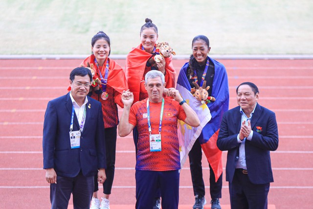 Bộ trưởng Nguyễn Văn Hùng kiểm tra công tác tổ chức, cổ vũ, trao huy chương cho các VĐV tại SEA Games 31 - Ảnh 12.