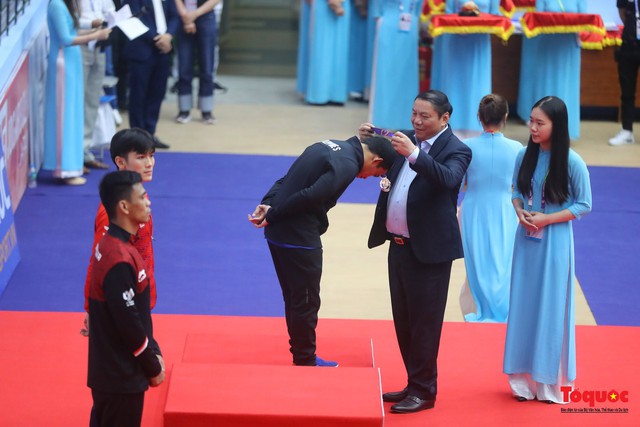 Bộ trưởng Nguyễn Văn Hùng kiểm tra công tác tổ chức, cổ vũ, trao huy chương cho các VĐV tại SEA Games 31 - Ảnh 8.
