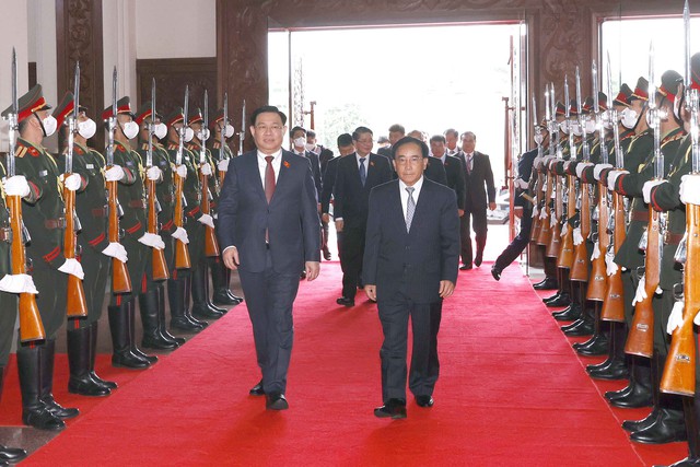 Chủ tịch Quốc hội Vương Đình Huệ hội kiến Thủ tướng Lào - Ảnh 1.