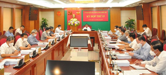 Đề nghị Bộ Chính trị xem xét, kỷ luật Chủ tịch UBND TP Hà Nội và Bộ trưởng Bộ Y tế - Ảnh 1.