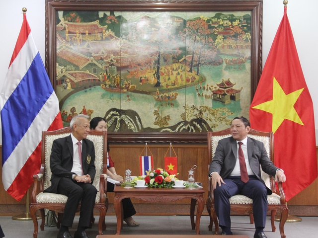 Bộ trưởng Nguyễn Văn Hùng tiếp Bộ trưởng Bộ Du lịch và Thể thao Thái Lan và Chủ tịch Liên đoàn Bắn súng Châu Á - Ảnh 1.