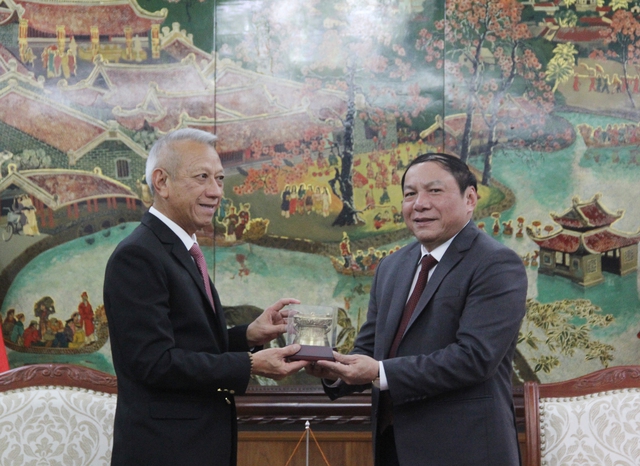 Bộ trưởng Nguyễn Văn Hùng tiếp Bộ trưởng Bộ Du lịch và Thể thao Thái Lan và Chủ tịch Liên đoàn Bắn súng Châu Á - Ảnh 2.