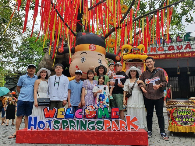 Hơn 254 nghìn lượt khách đến Đà Nẵng tham quan du lịch dịp lễ 30/4-1/5 - Ảnh 1.