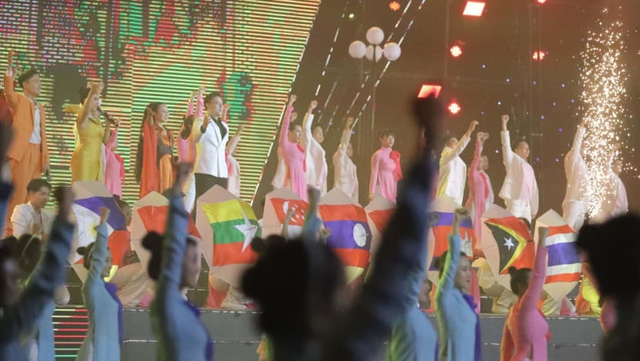 Báo quốc tế: Bế mạc SEA Games 31 tràn ngập trong bữa tiệc âm nhạc và sắc màu văn hóa - Ảnh 1.