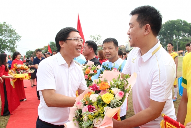 Khai mạc giải Bóng đá tranh Cup Hai Bà Trưng huyện Mê Linh năm 2022 - Ảnh 1.