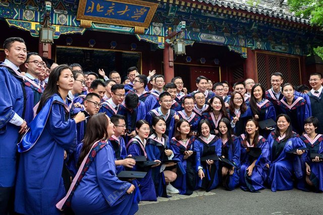Sinh viên Trung Quốc tốt nghiệp: Trăn trở tìm việc làm, tự mở công ty trang trải cuộc sống - Ảnh 1.