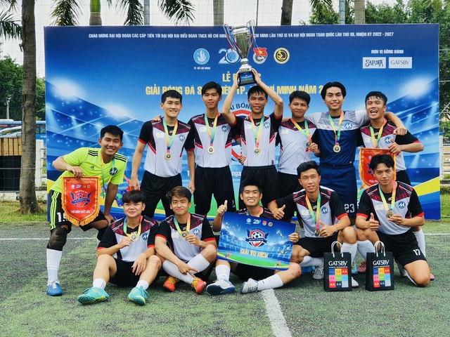 Trường Đại học Tài chính – Marketing bảo vệ thành công cúp vô địch Giải Bóng đá Sinh viên TP. Hồ Chí Minh năm 2022 - Ảnh 2.
