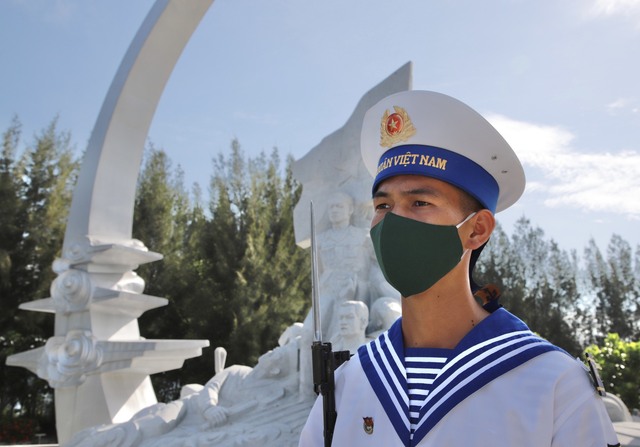 Hải trình thăm Trường Sa và Nhà giàn DK1-12 (Bài 2): &quot;Chúng tôi muốn các chiến sĩ hiểu được mình đang bảo vệ chính nghĩa&quot; - Ảnh 2.