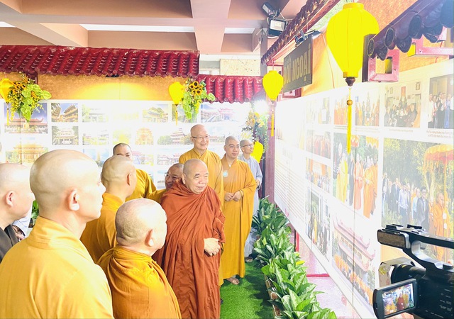 Khai mạc triễn lãm ảnh: “Phật giáo TP. Hồ Chí Minh – 40 năm xây dựng và phát triển”  - Ảnh 4.