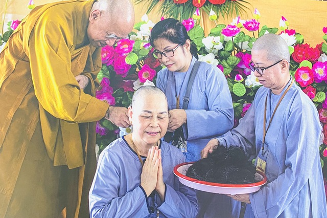 Khai mạc triễn lãm ảnh: “Phật giáo TP. Hồ Chí Minh – 40 năm xây dựng và phát triển”  - Ảnh 10.
