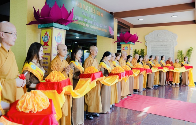 Khai mạc triễn lãm ảnh: “Phật giáo TP. Hồ Chí Minh – 40 năm xây dựng và phát triển”  - Ảnh 3.