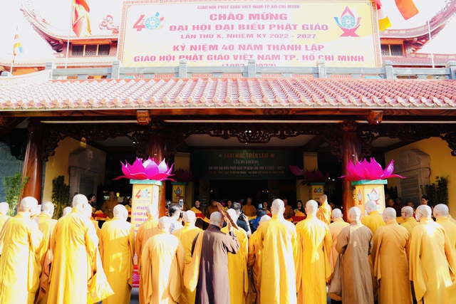 Khai mạc triễn lãm ảnh: “Phật giáo TP. Hồ Chí Minh – 40 năm xây dựng và phát triển”  - Ảnh 2.