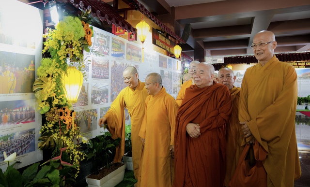 Khai mạc triễn lãm ảnh: “Phật giáo TP. Hồ Chí Minh – 40 năm xây dựng và phát triển”  - Ảnh 12.