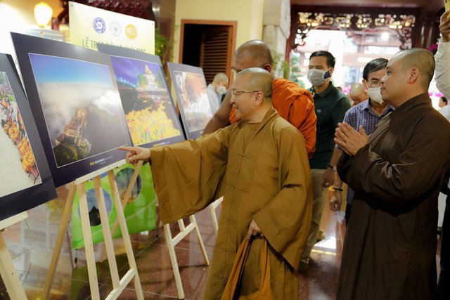 Khai mạc triễn lãm ảnh nghệ thuật ‘Phật giáo đồng hành cùng dân tộc’ - Ảnh 4.