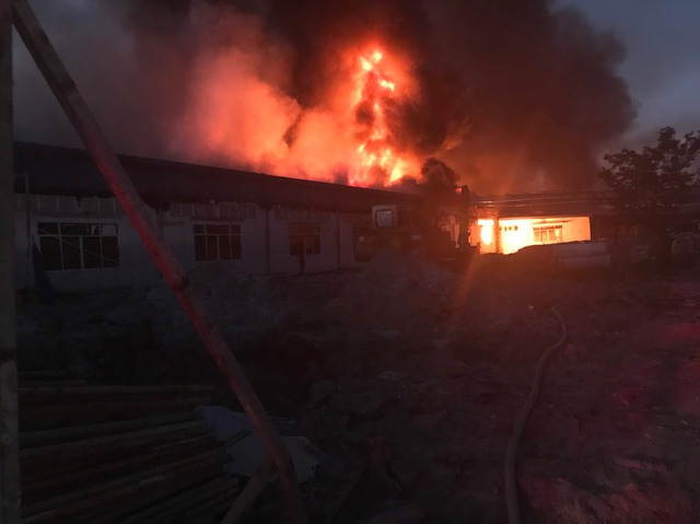 Cháy lớn tại Công ty Scavi Huế thuộc Khu công nghiệp Phong Điền - Ảnh 1.