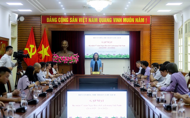 Bộ VHTTDL gặp mặt, chúc mứng các phóng viên, biên tập viên nhân kỷ niệm 97 năm Ngày báo chí cách mạng Việt Nam - Ảnh 2.