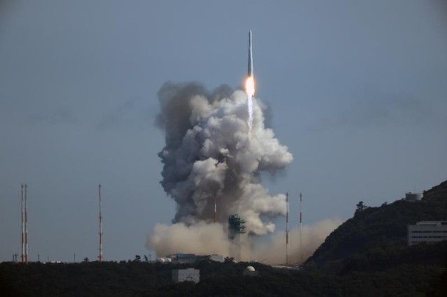 Hàn Quốc phóng tên lửa đẩy tự sản xuất đầu tiên vào không gian - Ảnh 1.