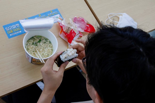 Nhân viên văn phòng Triều Tiên ăn trưa tại cửa hàng tiện lợi vì lạm phát - Ảnh 1.
