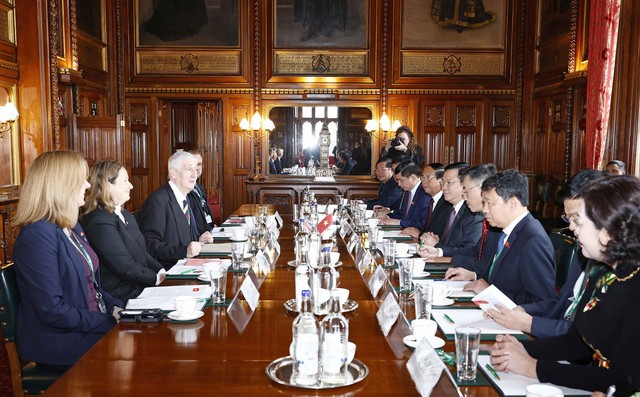 Chủ tịch Hạ viện Vương quốc Anh đón và hội đàm với Chủ tịch Quốc hội Vương Đình Huệ - Ảnh 1.