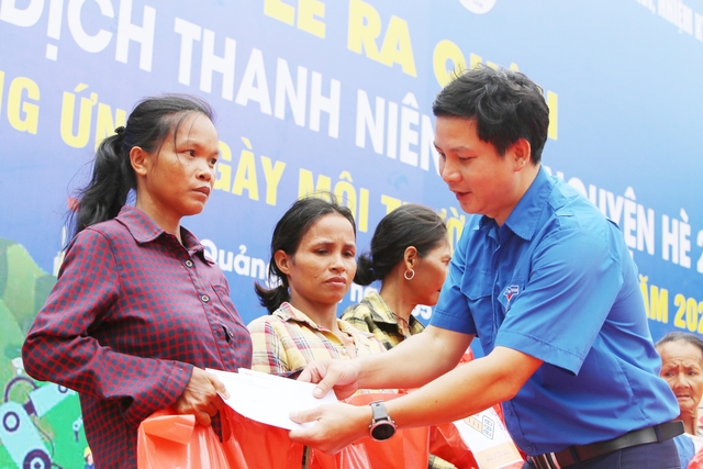 Quảng Bình: Màu áo xanh tình nguyện đến với bà con biên giới - Ảnh 1.