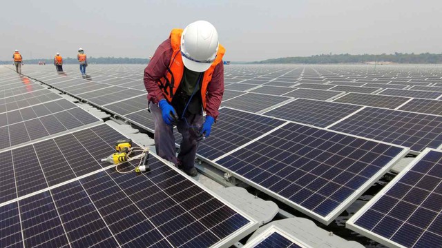 Nikkei: Pin mặt trời Việt Nam được miễn thuế vào Mỹ - Ảnh 1.