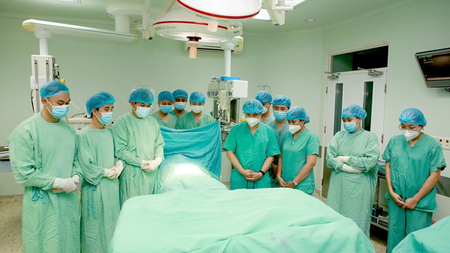 Bác sĩ mặc niệm tri ân người hiến tạng sau chết não đầu tiên tại miền Trung - Tây Nguyên - Ảnh 2.