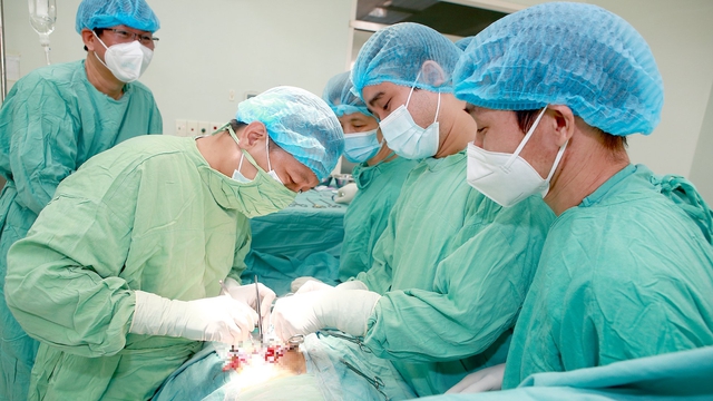 Bác sĩ mặc niệm tri ân người hiến tạng sau chết não đầu tiên tại miền Trung - Tây Nguyên - Ảnh 1.