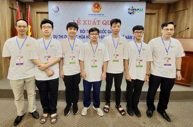 Việt Nam xếp thứ hạng cao tại Olympic Vật lí Quốc tế 2022 - Ảnh 1.