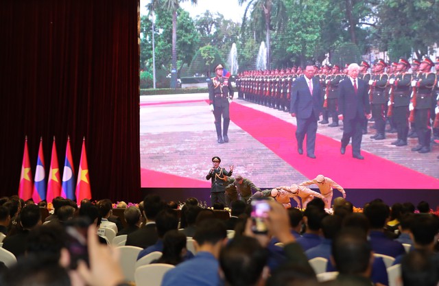 Ảnh: Thường trực Ban Bí thư Võ Văn Thưởng dự Lễ kỷ niệm 60 năm Ngày thiết lập quan hệ ngoại giao Việt Nam - Lào tại thủ đô Viêng Chăn - Ảnh 8.