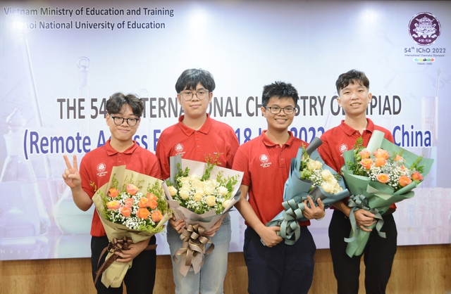 Cả 4 thí sinh Việt Nam đoạt Huy chương Vàng Olympic Hóa học Quốc tế năm 2022 - Ảnh 1.