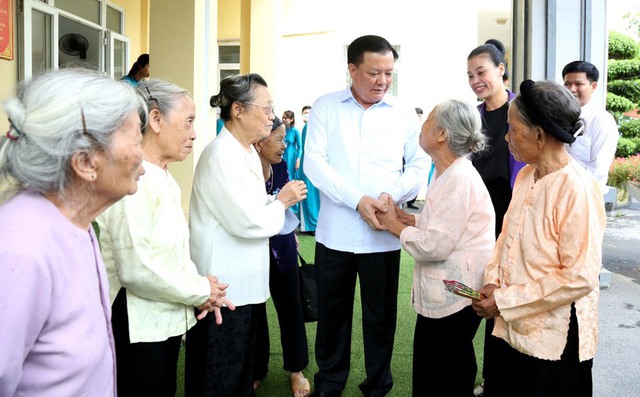 Bí thư Thành ủy Hà Nội thăm, tặng quà người có công, gia đình chính sách tiêu biểu - Ảnh 1.