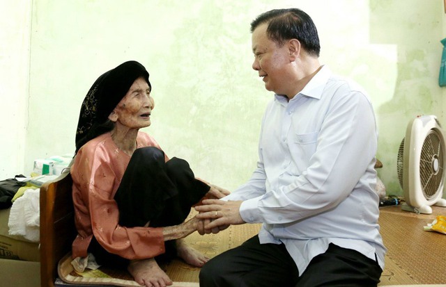 Bí thư Thành ủy Hà Nội thăm, tặng quà người có công, gia đình chính sách tiêu biểu - Ảnh 2.