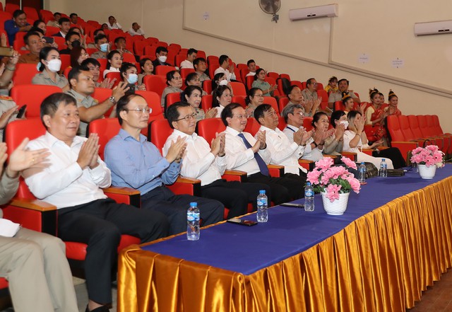 Thứ trưởng Tạ Quang Đông thăm và tặng quà Trường Nghệ thuật quốc gia Lào - Ảnh 13.