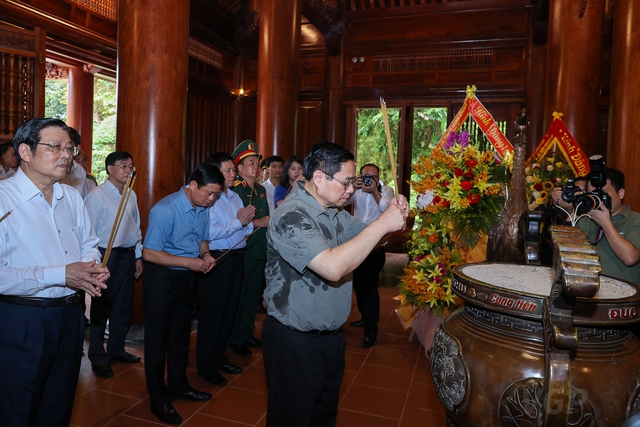 Thủ tướng dâng hương tưởng niệm Chủ tịch Hồ Chí Minh, tri ân anh hùng, liệt sĩ tại Nghệ An - Ảnh 2.