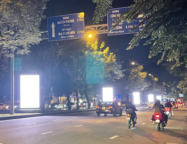 Ẩn họa từ những bảng quảng cáo màn hình LED “chớp nháy” gần cửa ngõ sân bay Tân Sơn Nhất - Ảnh 1.