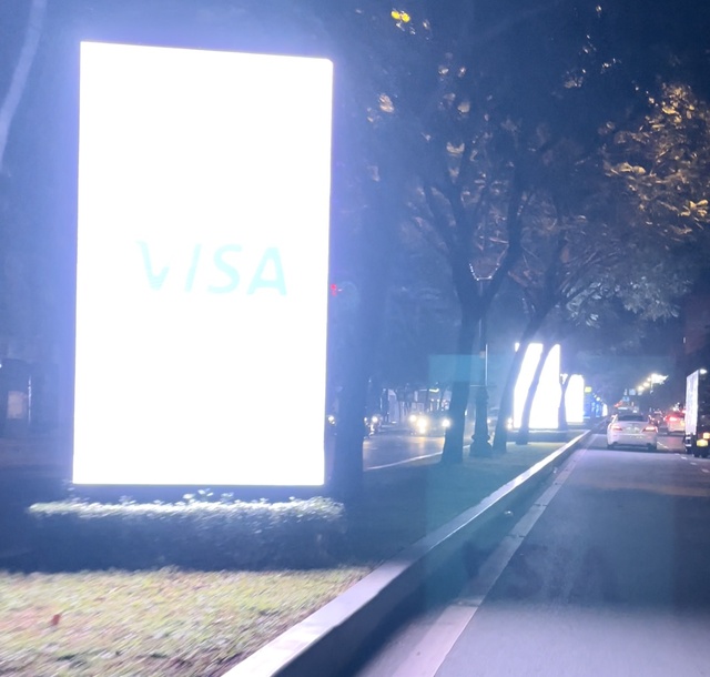 Ẩn họa từ những bảng quảng cáo màn hình LED “chớp nháy” gần cửa ngõ sân bay Tân Sơn Nhất - Ảnh 2.