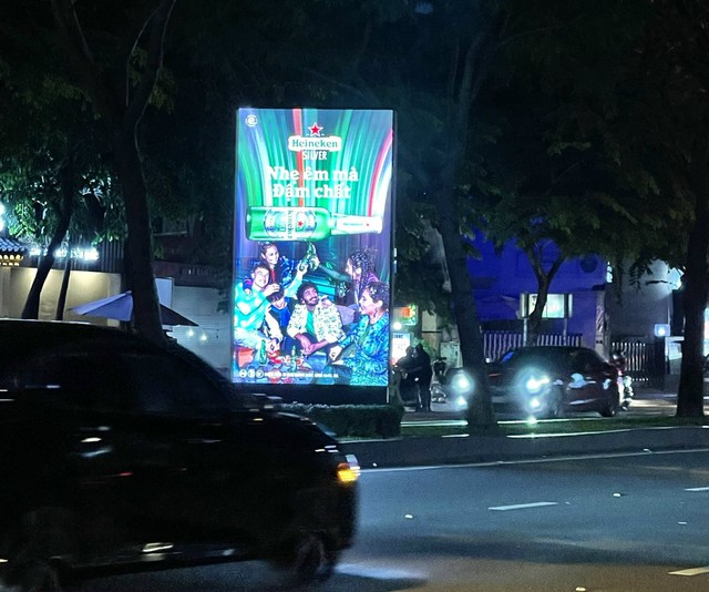 Ẩn họa từ những bảng quảng cáo màn hình LED “chớp nháy” gần cửa ngõ sân bay Tân Sơn Nhất - Ảnh 3.