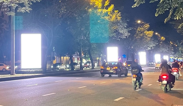 TP.HCM: 17 bảng quảng cáo màn hình LED dọc dải phân cách đường Trường Sơn: Vi phạm Luật quảng cáo? - Ảnh 1.