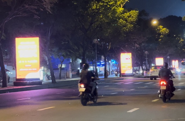 TP.HCM: 17 bảng quảng cáo màn hình LED dọc dải phân cách đường Trường Sơn: Vi phạm Luật quảng cáo? - Ảnh 5.