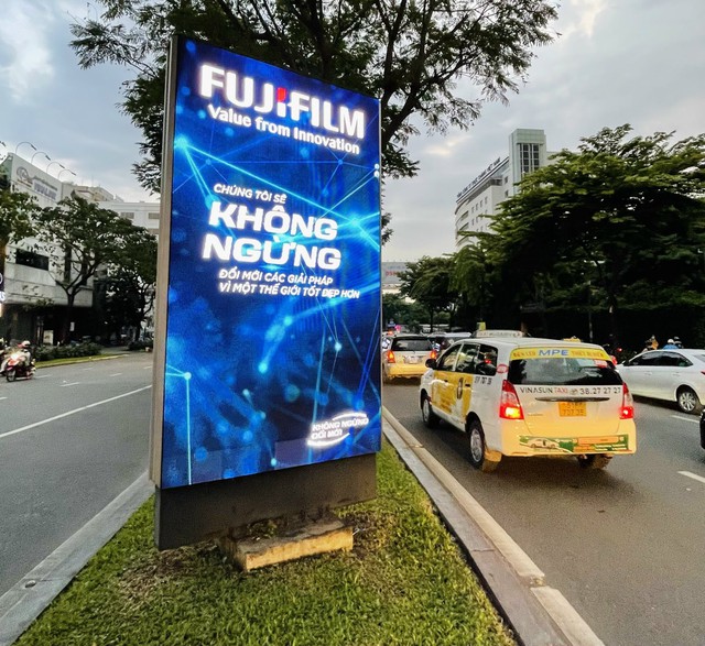 TP.HCM: 17 bảng quảng cáo màn hình LED dọc dải phân cách đường Trường Sơn: Vi phạm Luật quảng cáo? - Ảnh 4.