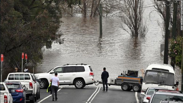 Hàng nghìn người dân Australia sơ tán khẩn cấp giữa mưa lớn dài ngày - Ảnh 1.