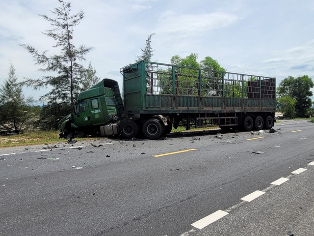 Quảng Bình: Đối đầu với xe tải, 5 người trong xe con thương vong - Ảnh 3.