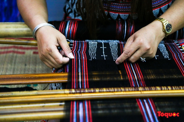 Dệt dèng A Roàng được công nhận là nghề truyền thống tỉnh Thừa Thiên Huế - Ảnh 1.