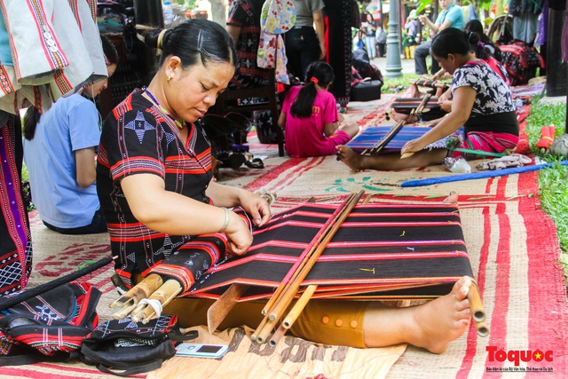 Tôn vinh sản phẩm nghề thủ công tiêu biểu tại Festival nghề truyền thống Huế 2023 - Ảnh 1.