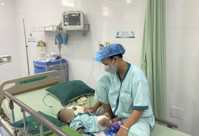 Mổ dị tật tim bẩm sinh cứu bé trai 6 tháng tuổi nặng 4,1kg - Ảnh 2.
