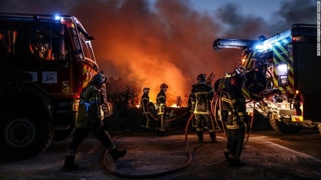 Pháp huy động thêm nhân viên cứu hỏa đối phó với hỏa hoạn gia tăng - Ảnh 1.