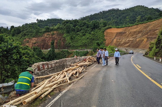 Ông Khuất Việt Hùng trực tiếp kiểm tra vụ TNGT nghiêm trọng tại Thừa Thiên Huế - Ảnh 1.